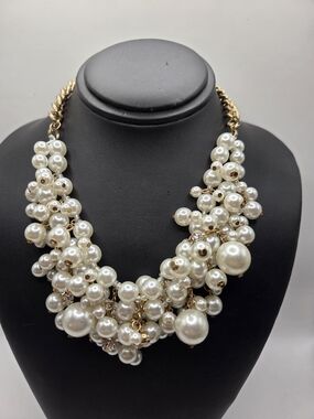 1644. Vintage Gold Tone Chain Faux Pearl Cluster Necklace